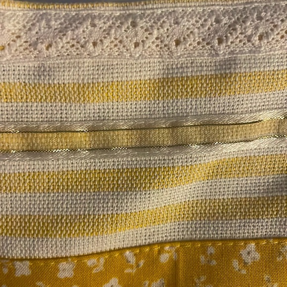 Yellow Handmade Buttercup Apron 💐 - Picture 3 of 10